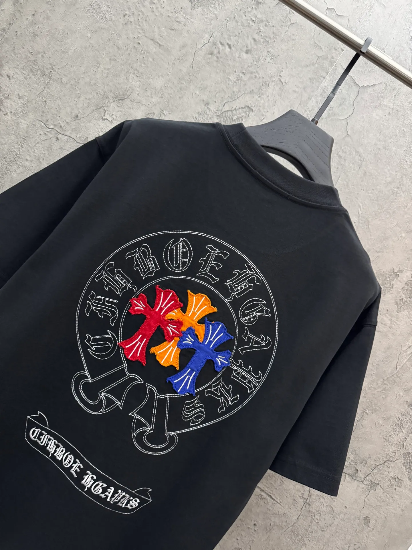 P180 top version, real shot without P, ​​different from market currency) 𝗖𝗵𝗿𝗼𝗺𝗲 𝗛𝗲𝗮𝗿𝘁𝘀/Croxin 2026 spring new original single counter American laser burnt patch embroidered couple short sleeves 👑The highest version! Customized fabric 300 grams, best-selling model at the counter, very comfortable to wear. Accessories: original molded and authenticated collar label ➕ 100% silk wash water label. Genuine purchase-grade original hangtag➕matching hanging rope➕3D hanging beads➕original packaging bag. Craftsmanship: The original version has consistent wiring! The highest version of the armhole matching technique! Color: White Black Size: S M L XL Style No.: 26-2031